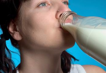 girl_drinking_raw_milk