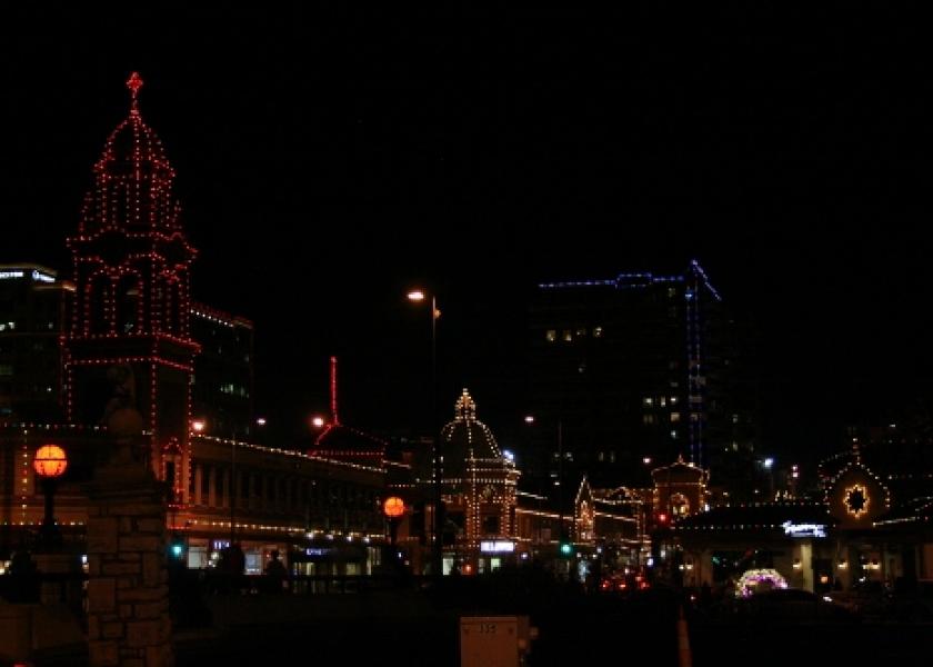 The location, on Kansas City’s Plaza shopping district provides a festive holiday atmosphere and shopping opportunities.