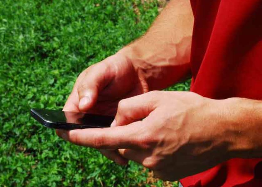 farmer-smartphone-use